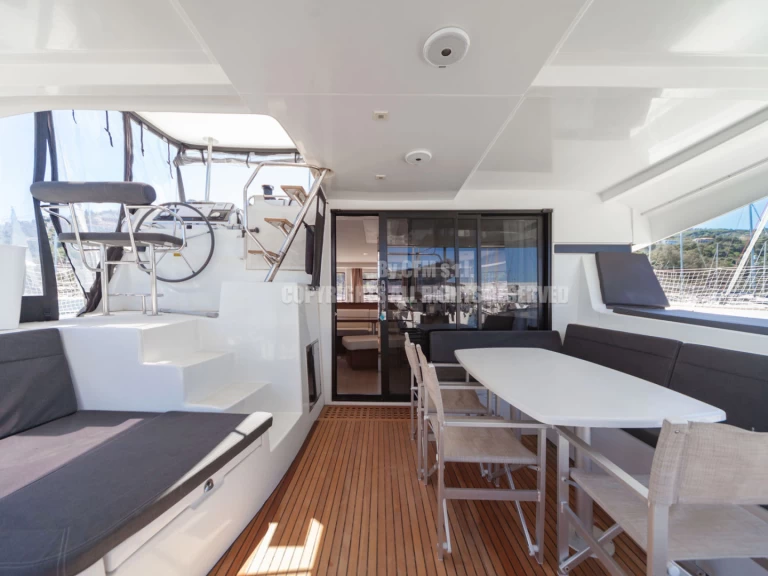 Lagoon Lagoon 42 charter bareboat eller skeppad i Capo d'Orlando