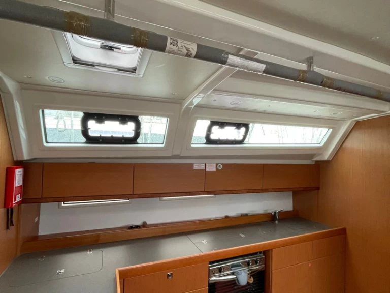 Bavaria Cruiser 46 charter bareboat eller skeppad i Alimos