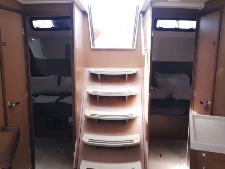 Bénéteau Oceanis 46.1 charter bareboat eller skeppad i Lavrio