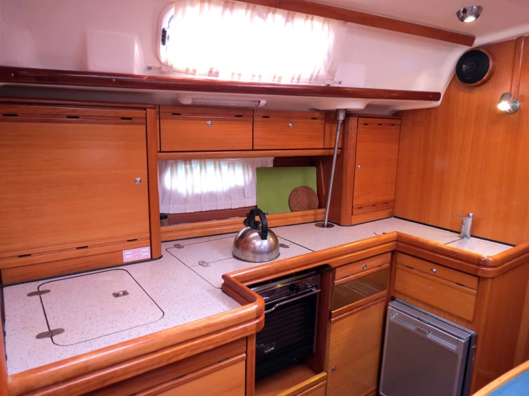 Hyr en Bavaria Bavaria 42 Cruiser Lavrio 