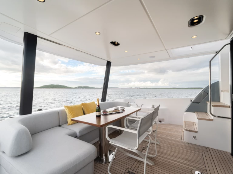 Hyra Lyx yacht med eller utan skeppare Azimut Šibenik  