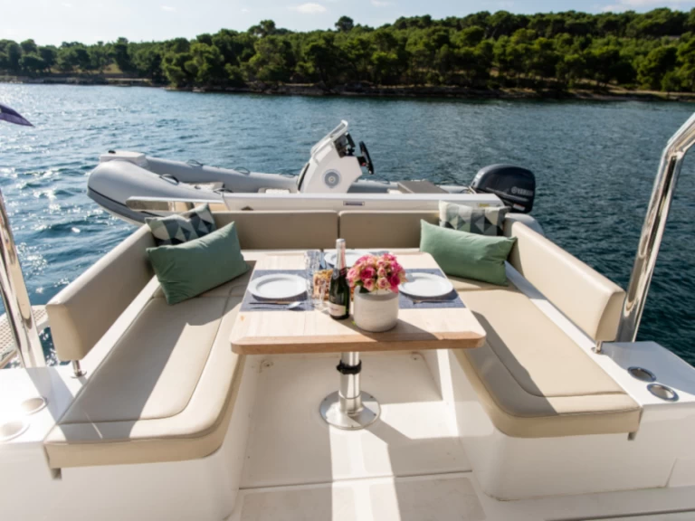 Hyr en Aquila Aquila 44 Power catamaran Šibenik  