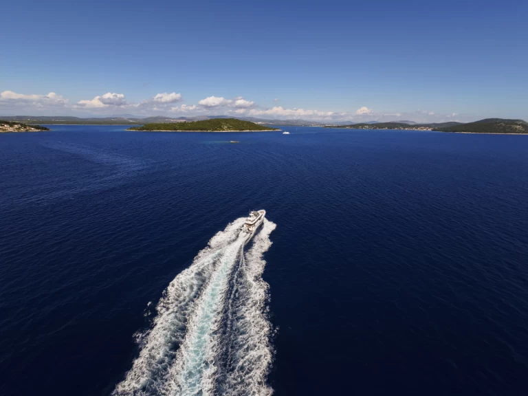 Azimut Azimut Magellano 60 charter bareboat eller skeppad i Šibenik 