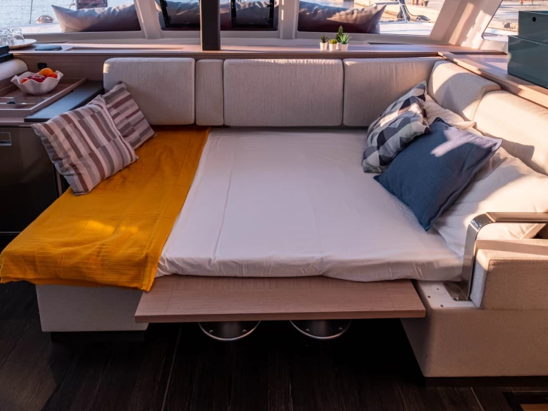 Fountaine Pajot Isla 40 charter bareboat eller skeppad i Lefkáda