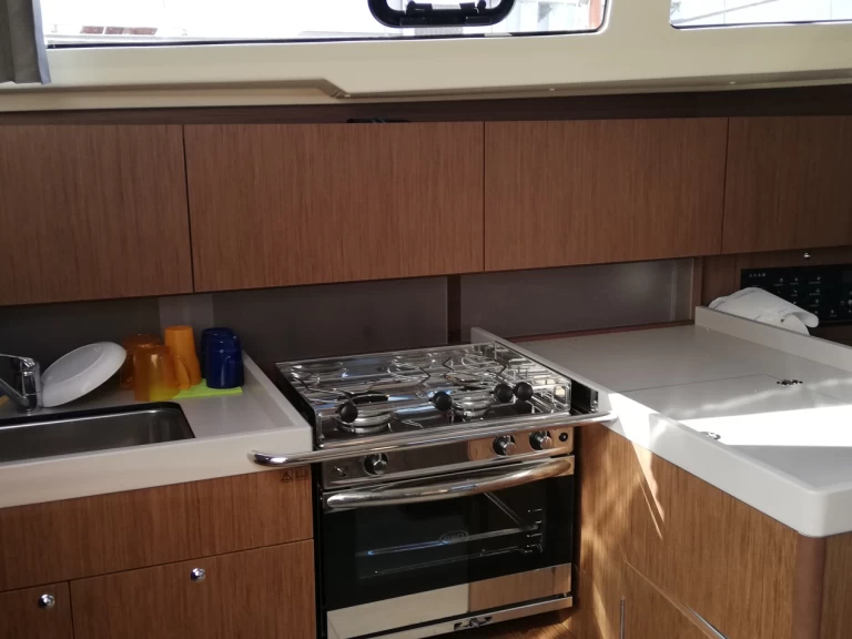 Hyr en Bénéteau Oceanis 41.1 Vibo Marina 