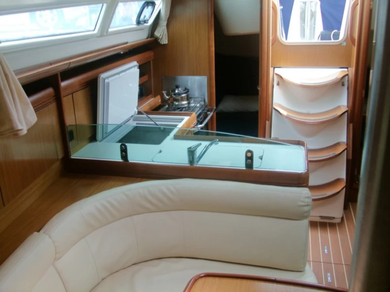 Jeanneau Sun Odyssey 36i charter bareboat eller skeppad i Lefkáda