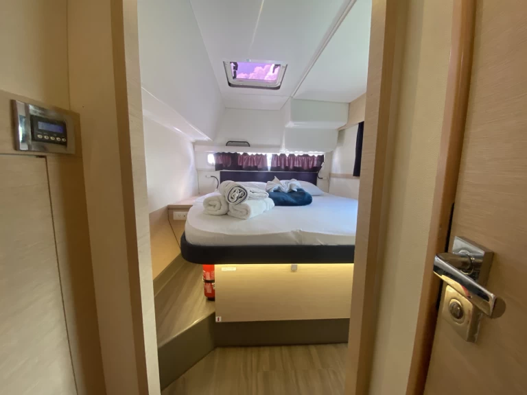Fountaine Pajot Fountaine Pajot Helia 44 Evolution charter bareboat eller skeppad i Road Town