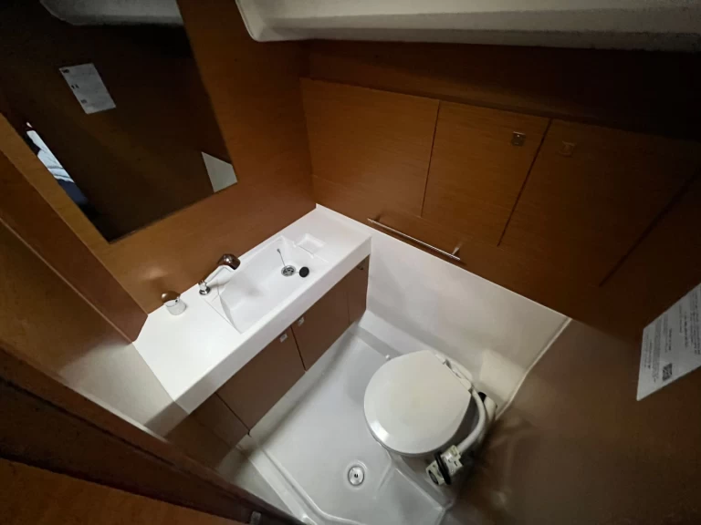 Jeanneau Sun Odyssey 410 charter bareboat eller skeppad i Sukošan
