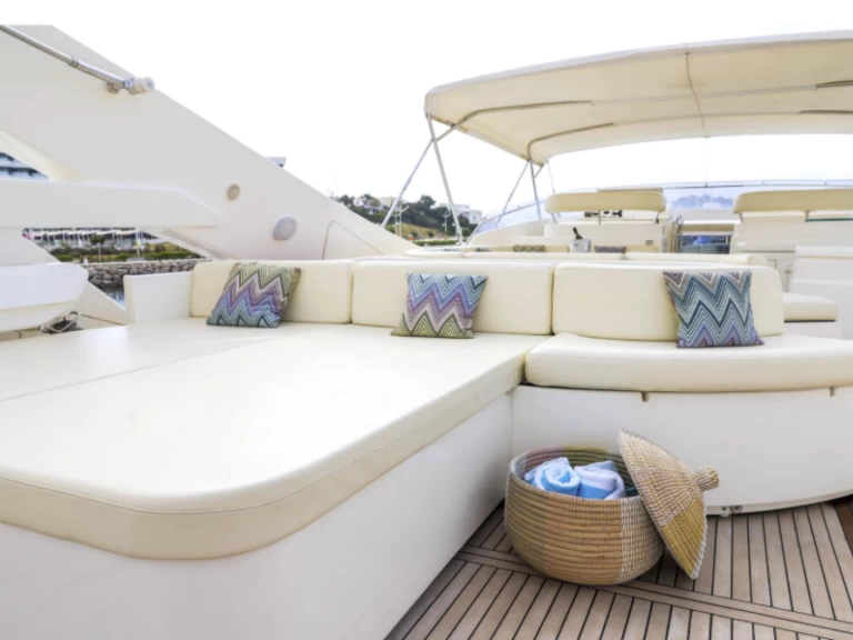 Ferretti 112 charter bareboat eller skeppad i Ibiza Town