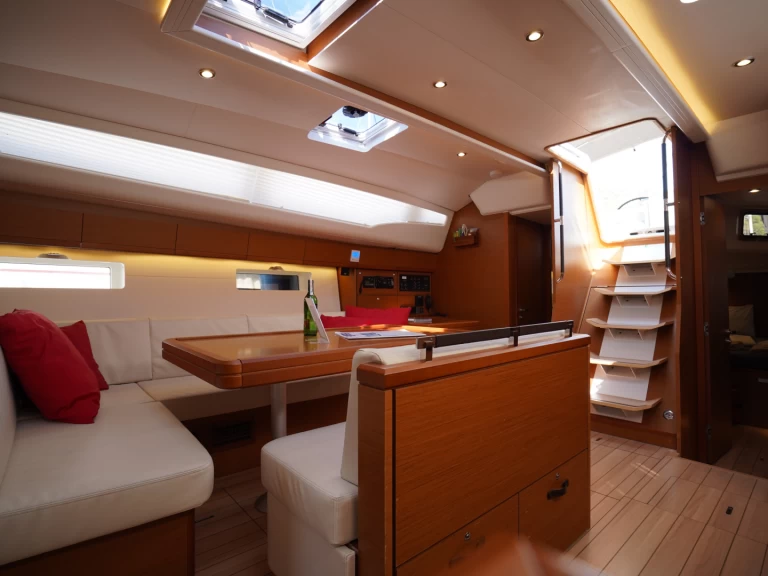 Uthyrning Segelbåt  Jeanneau med en båtlicens 