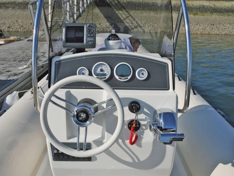 Nuova Jolly Blackfin 23 charter bareboat eller skeppad i La Grande-Motte