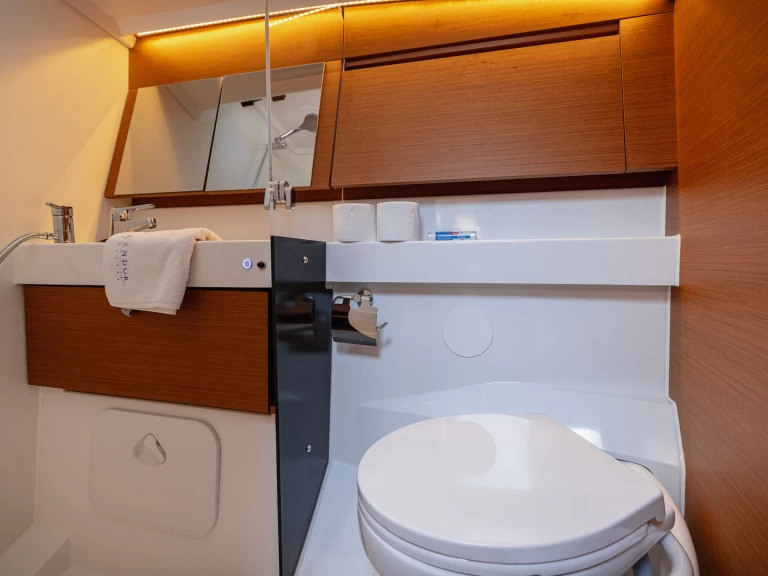 Uthyrning Segelbåt  Jeanneau med en båtlicens 