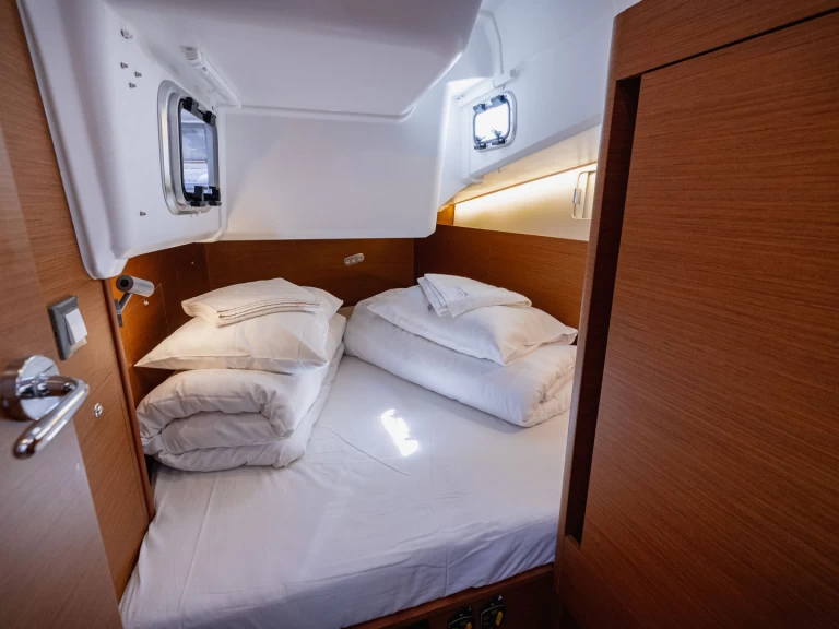 Jeanneau Sun Odyssey 410 charter bareboat eller skeppad i Kaštel Gomilica