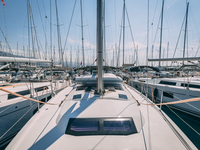 Yacht charter Kaštel Gomilica billig Dufour 470 owner layout