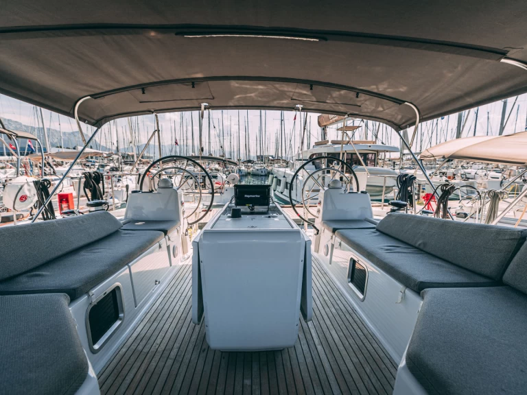 Jeanneau Jeanneau 54 charter bareboat eller skeppad i Kaštel Gomilica