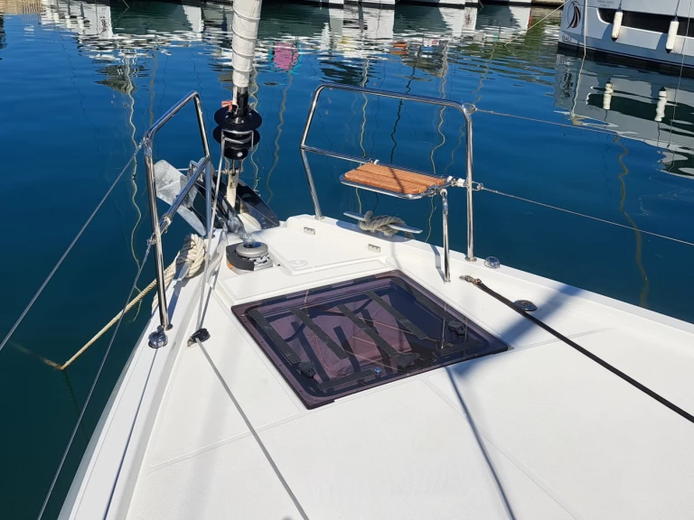 Uthyrning Segelbåt  Jeanneau med en båtlicens 