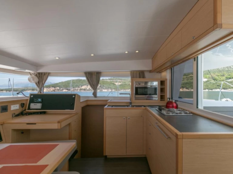Lagoon Lagoon 400 S2 charter bareboat eller skeppad i Palairos