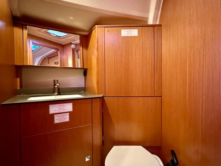 Bavaria Cruiser 41 charter bareboat eller skeppad i Sukošan