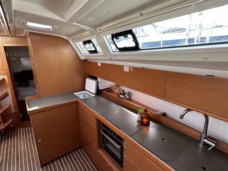 Bavaria Cruiser 46 charter bareboat eller skeppad i Drage