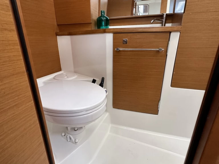 Jeanneau Sun Odyssey 389 charter bareboat eller skeppad i Drage