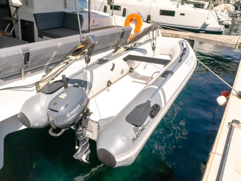 Fountaine Pajot Astrea 42 charter bareboat eller skeppad i Pórto Chéli