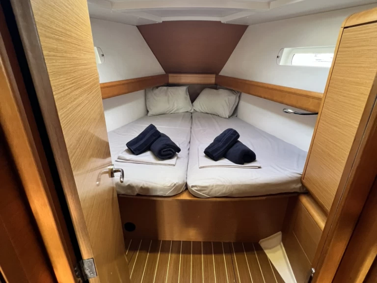 Hyr en Jeanneau Sun Odyssey 439 Alimos 