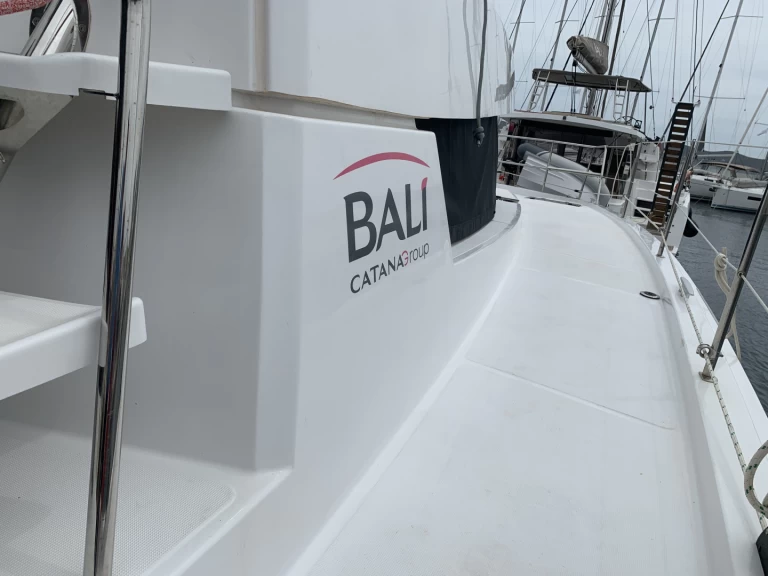 Bali Bali 4.1 charter bareboat eller skeppad i Lavrio