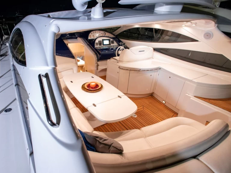 Hyr en Pershing Pershing 52 Piraeus 