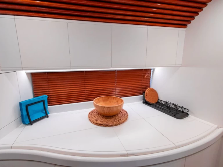 Yacht charter Piraeus billig Pershing 52