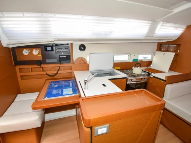 Hyr en Jeanneau Sun Odyssey 410 Marmaris 