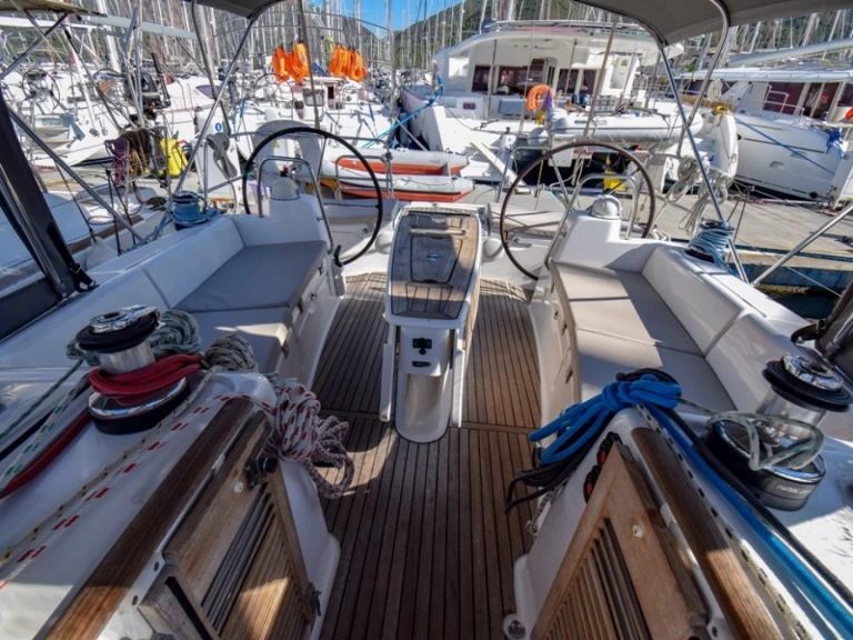 Bénéteau Oceanis 40 charter bareboat eller skeppad i Marmaris