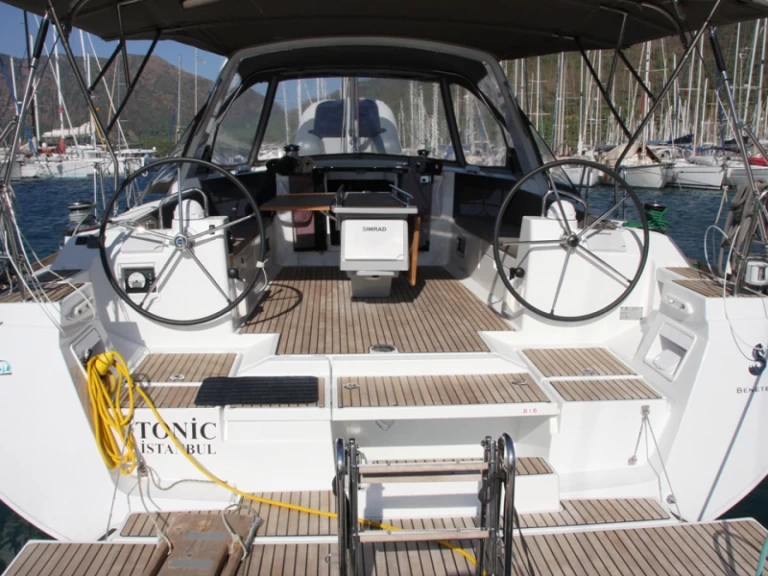 Bénéteau Oceanis 45 charter bareboat eller skeppad i Marmaris