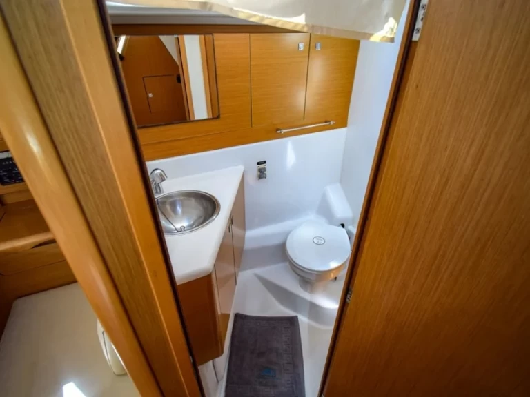 Uthyrning Segelbåt  Jeanneau med en båtlicens 