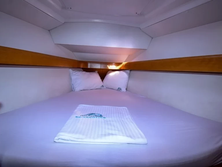 Uthyrning Segelbåt  Jeanneau med en båtlicens 