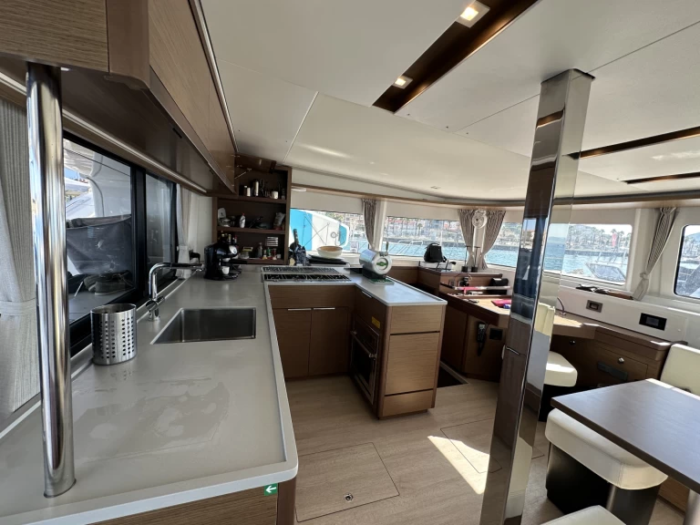 Hyra Katamaran  med eller utan skeppare Lagoon Golfo Aranci 