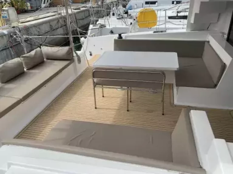 Bali Catamarans Bali 4.5 Fly charter bareboat eller skeppad i Salerno