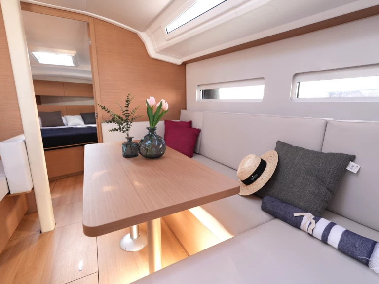 Hyr en Jeanneau Sun Odyssey 410 Salerno 