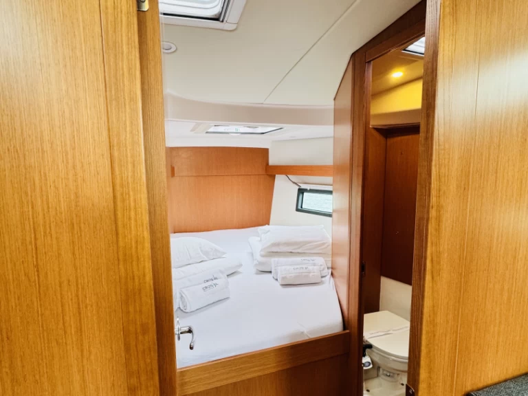 Bavaria Bavaria C38 charter bareboat eller skeppad i Novi Vinodolski