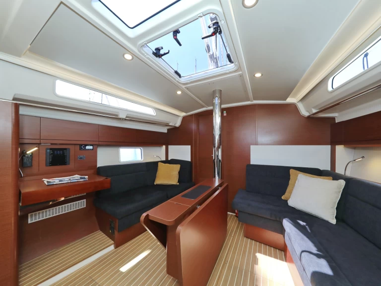 Uthyrning Segelbåt  Hanse med en båtlicens 