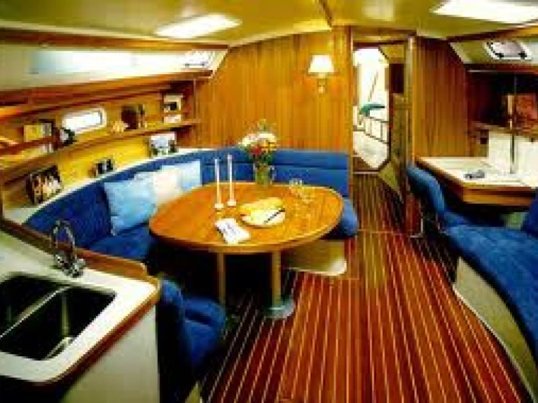 Catalina Yachts Catalina 42 charter bareboat eller skeppad i Genova