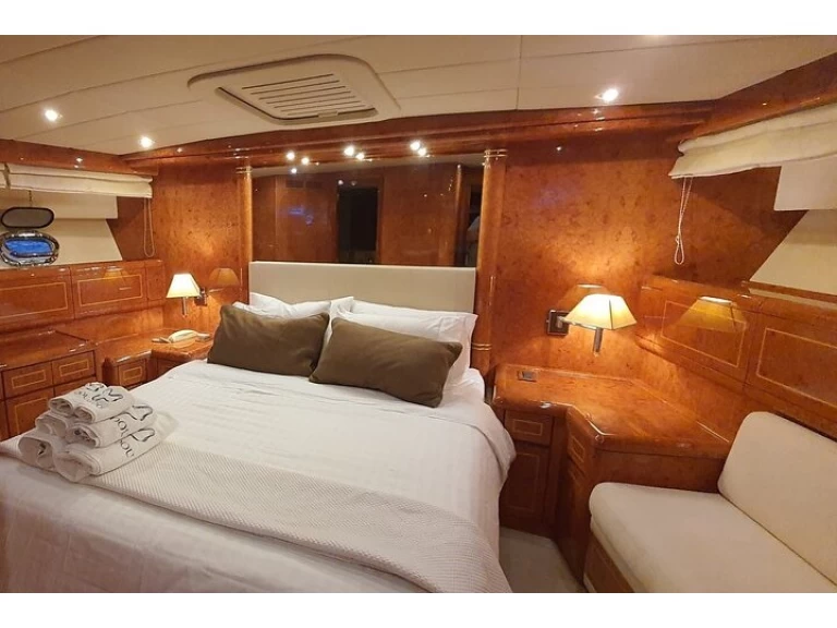 Yacht charter Órmos Bay billig Mangusta 72