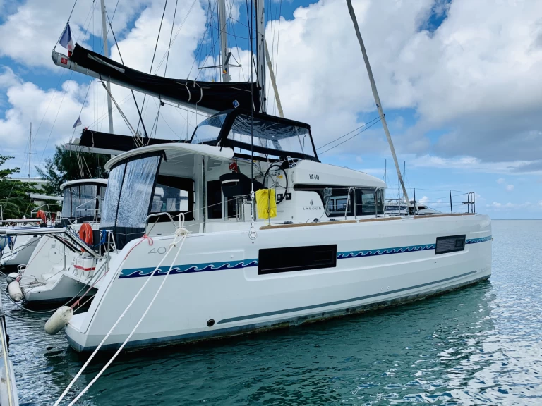 Lagoon Lagoon 40 charter bareboat eller skeppad i Le Marin