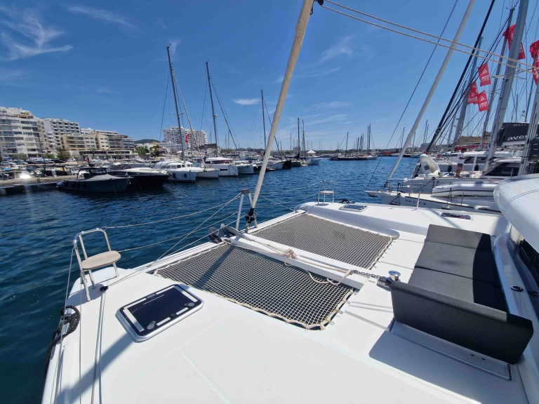 Lagoon Lagoon 42 charter bareboat eller skeppad i Le Marin