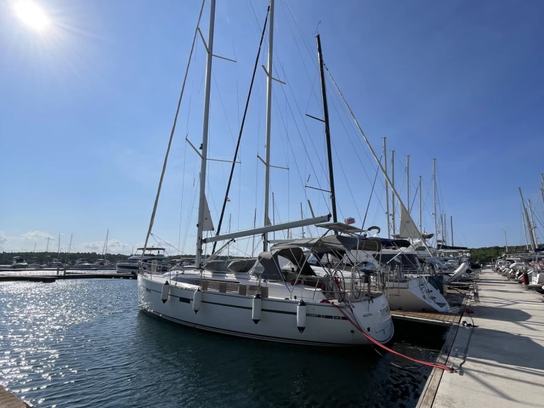 Sundecker Bavaria 37 charter bareboat eller skeppad i Šibenik 