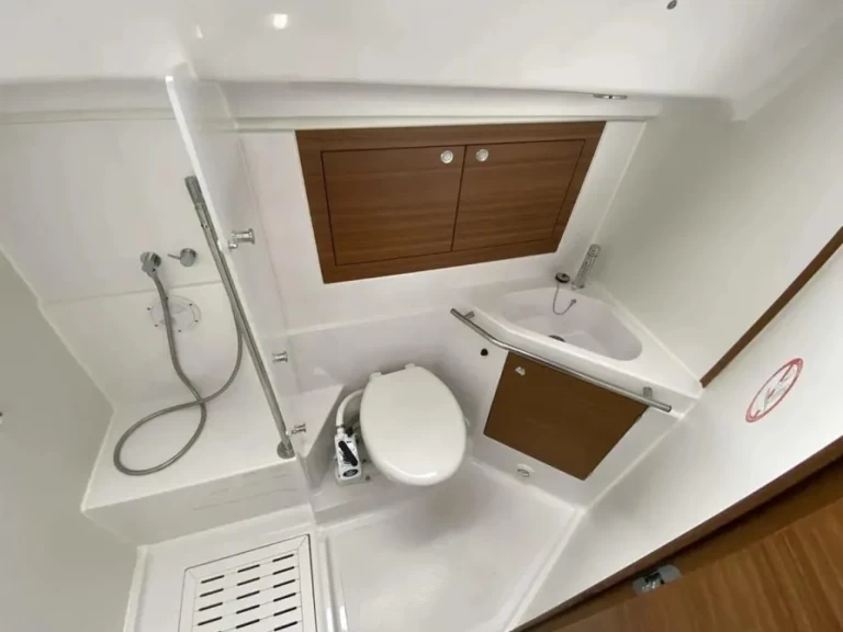 Elan Impression 45.1 charter bareboat eller skeppad i Šibenik 