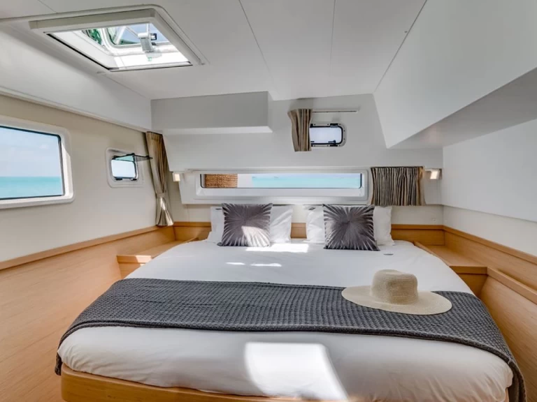 Yacht charter La Spezia billig Lagoon 42