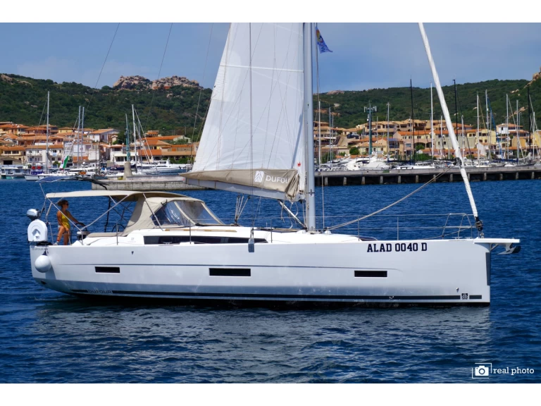Dufour Dufour 430 charter bareboat eller skeppad i Cannigione