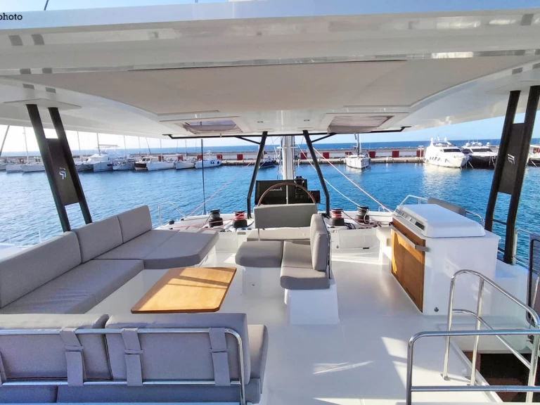 Fountaine Pajot Samana 59 charter bareboat eller skeppad i Castellammare di Stabia