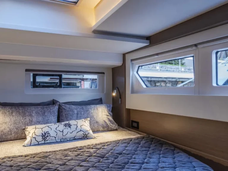 Leopard Sunsail 465 charter bareboat eller skeppad i Road Town