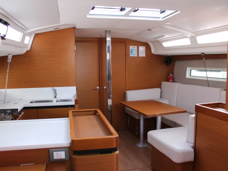 Yacht charter Piraeus billig Sun Odyssey 440